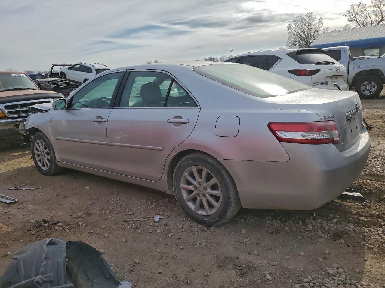2011 TOYOTA CAMRY BASE photo 2