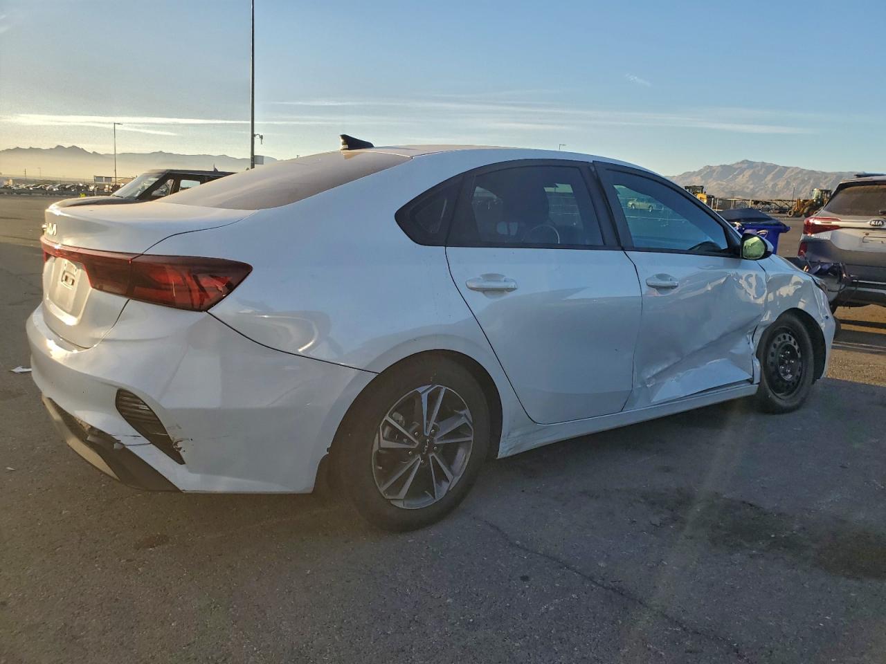 2023 KIA FORTE LX photo 3