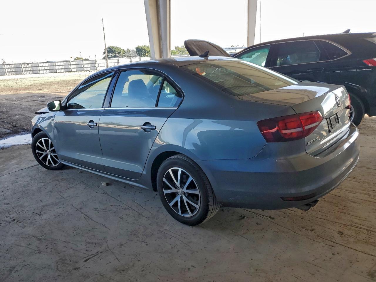 2017 VOLKSWAGEN JETTA SE photo 3