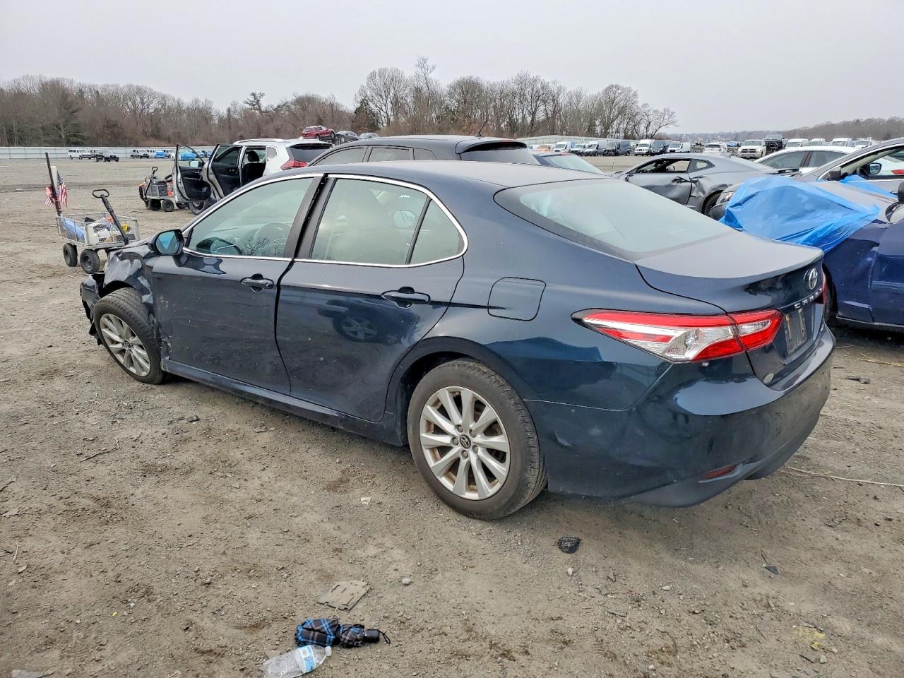 2018 TOYOTA CAMRY L photo 3