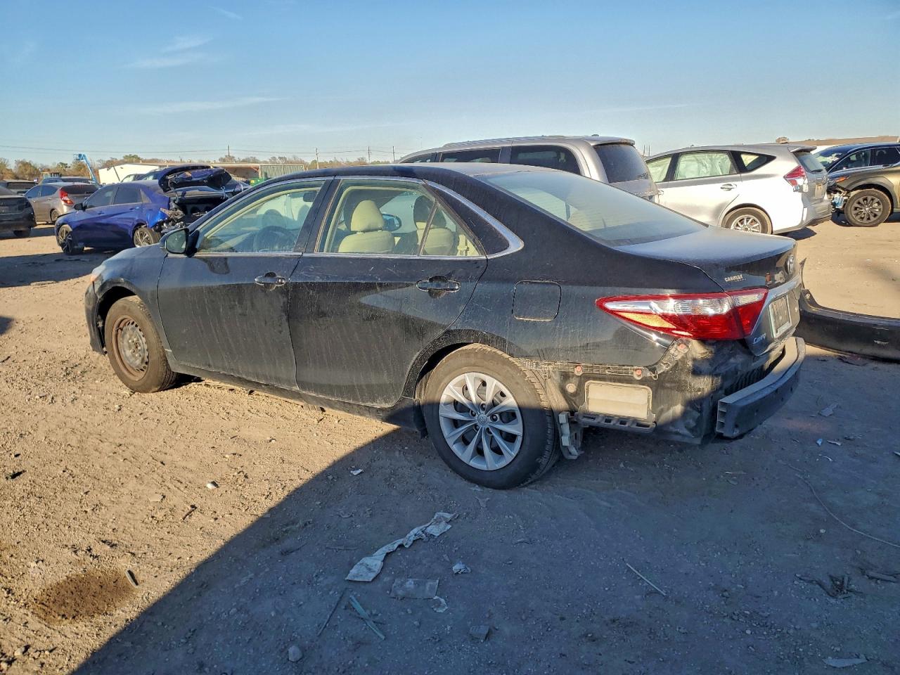 2015 TOYOTA CAMRY LE photo 3
