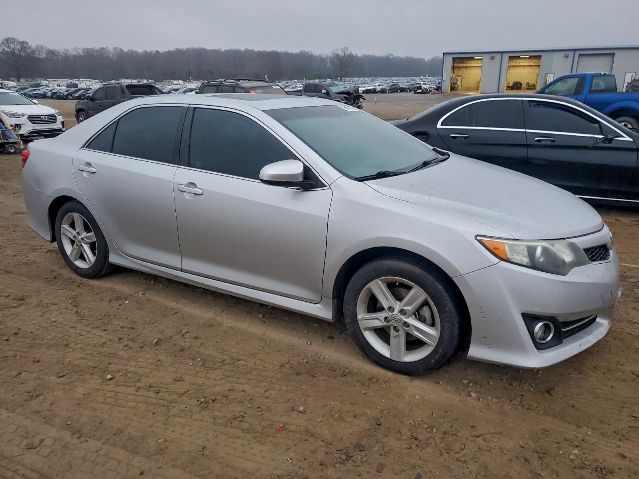 2014 TOYOTA CAMRY L photo 10