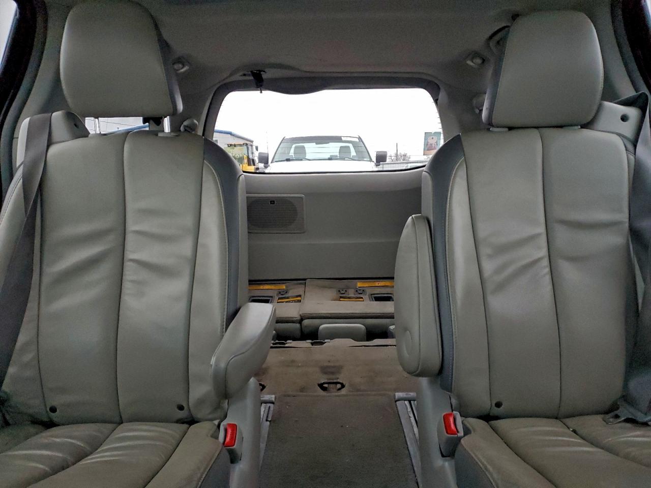 2013 TOYOTA SIENNA XLE photo 28