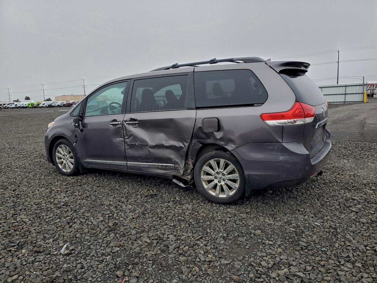 2013 TOYOTA SIENNA XLE photo 4