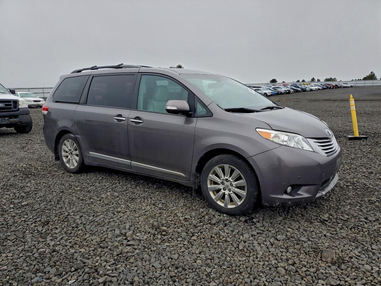 2013 TOYOTA SIENNA XLE photo 10