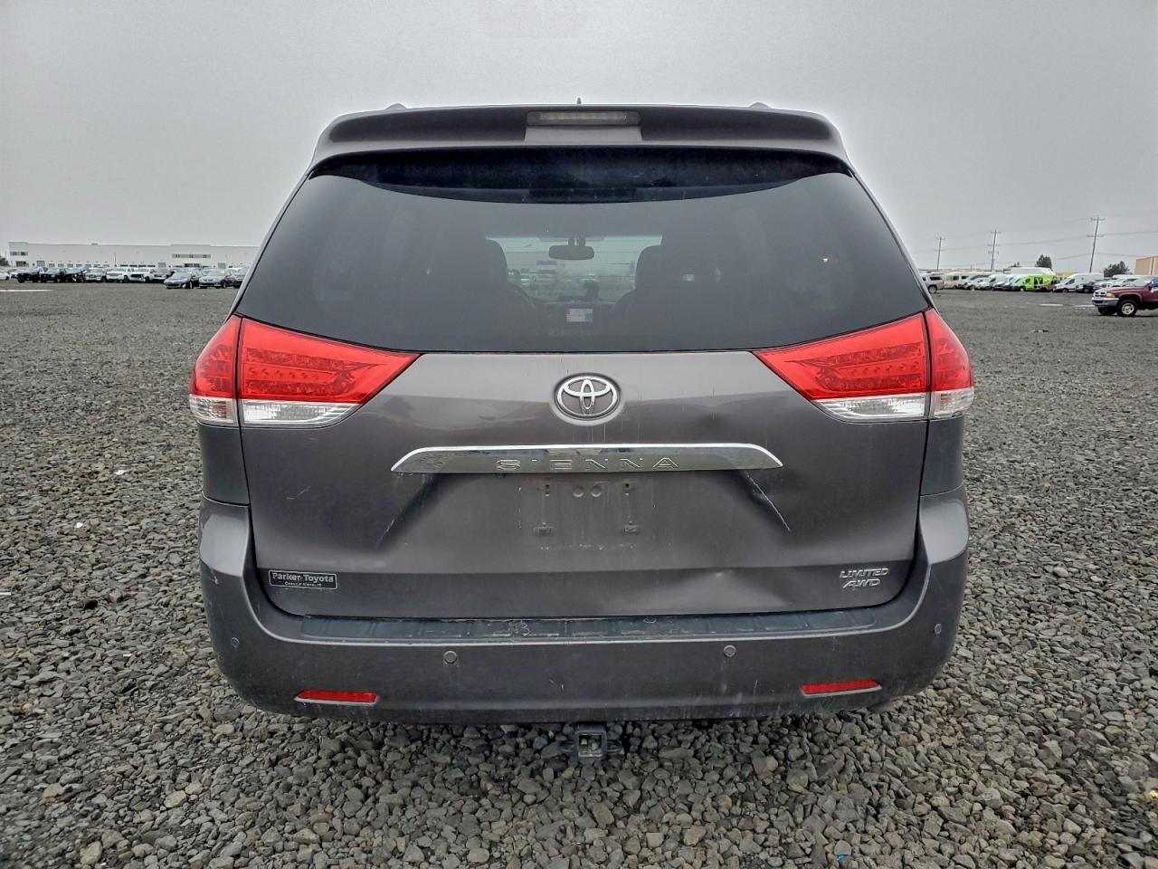 2013 TOYOTA SIENNA XLE photo 16
