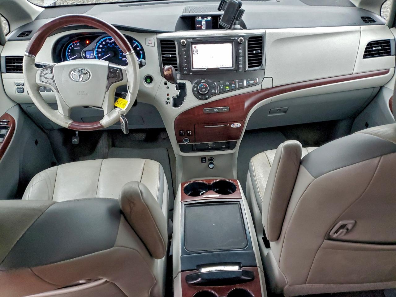 2013 TOYOTA SIENNA XLE photo 22