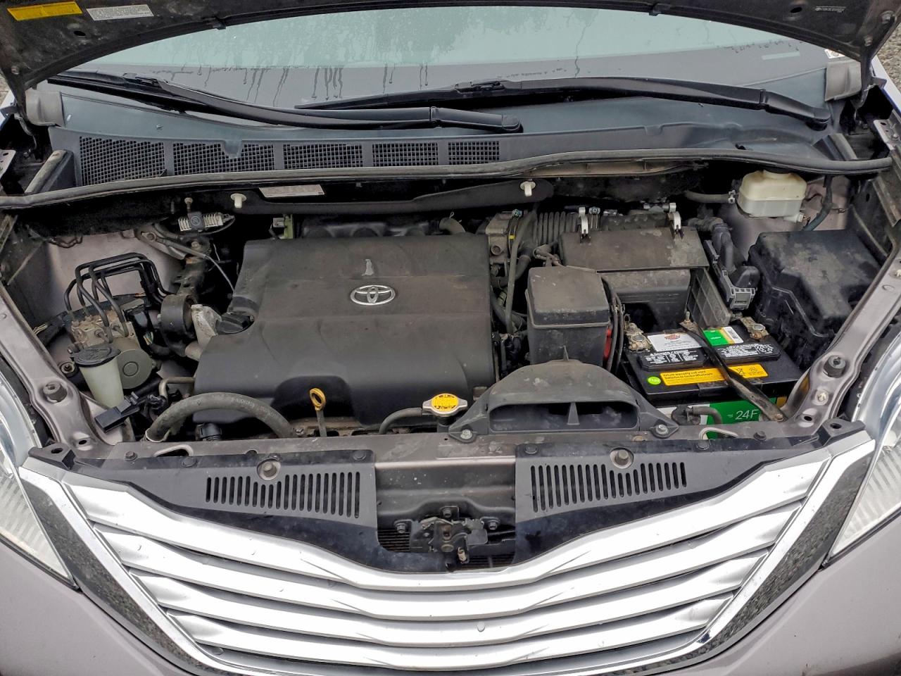 2013 TOYOTA SIENNA XLE photo 34