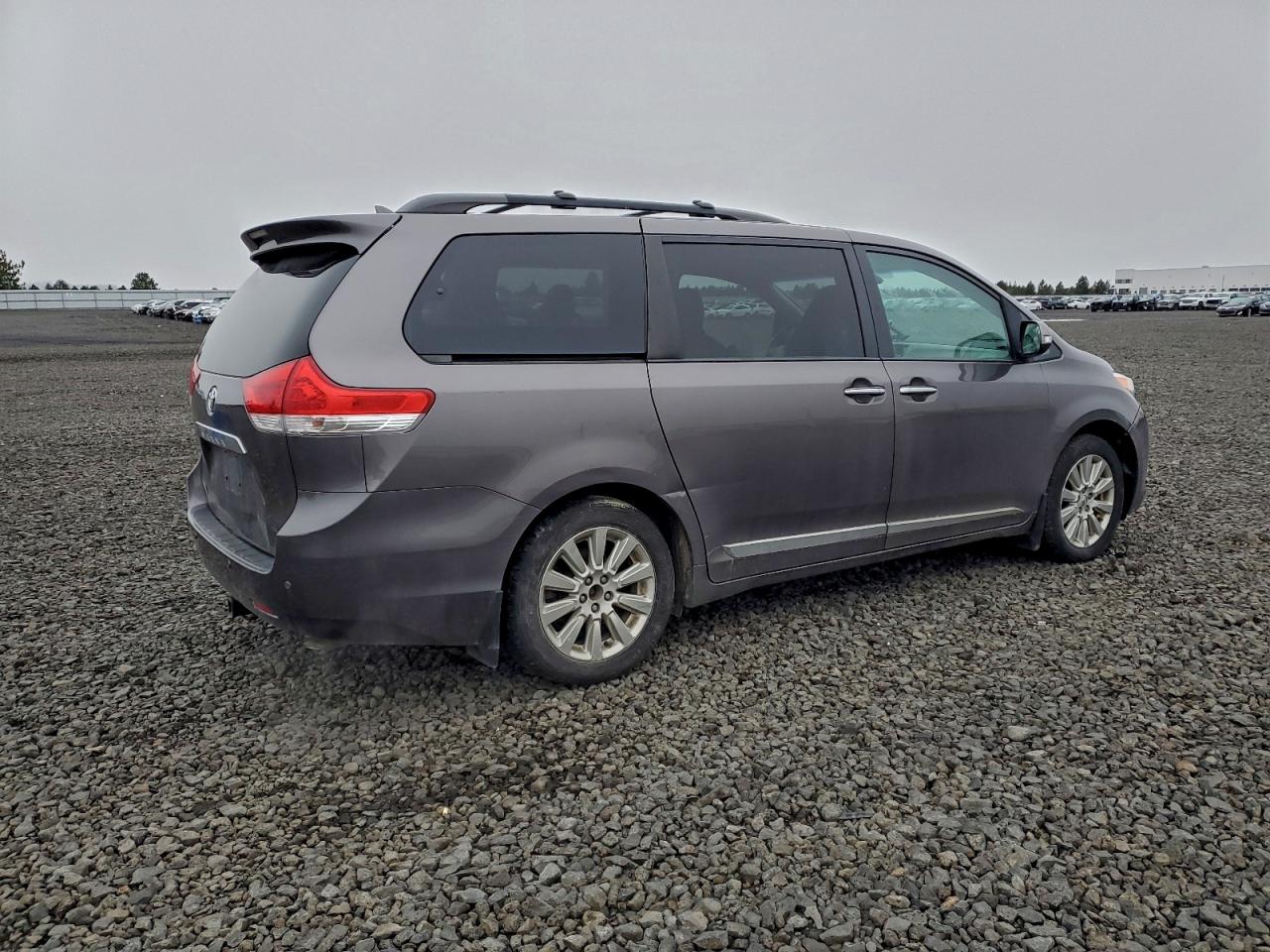 2013 TOYOTA SIENNA XLE photo 7
