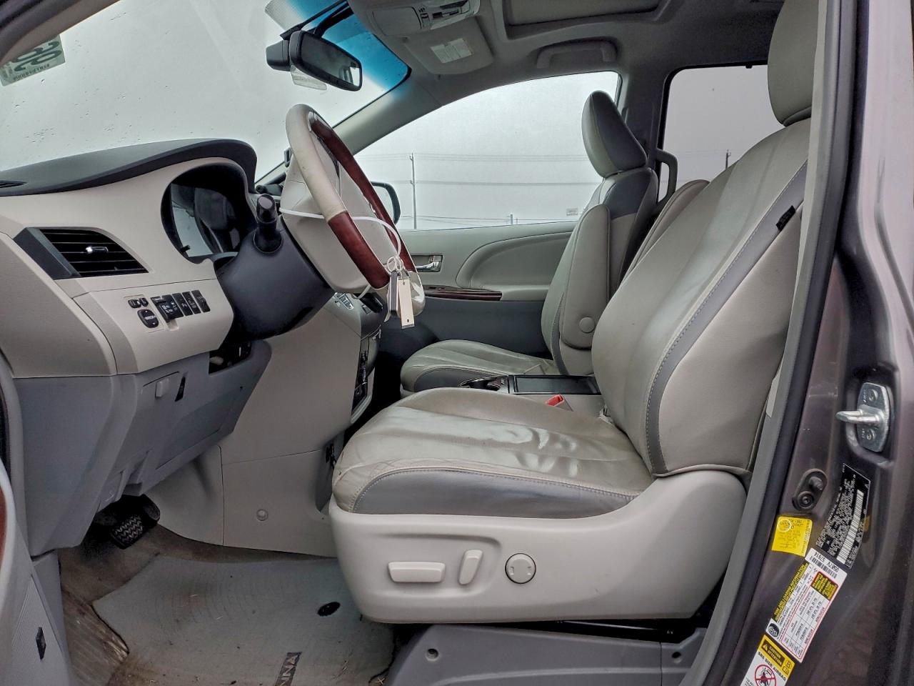 2013 TOYOTA SIENNA XLE photo 19