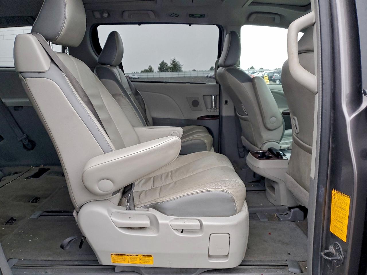 2013 TOYOTA SIENNA XLE photo 31