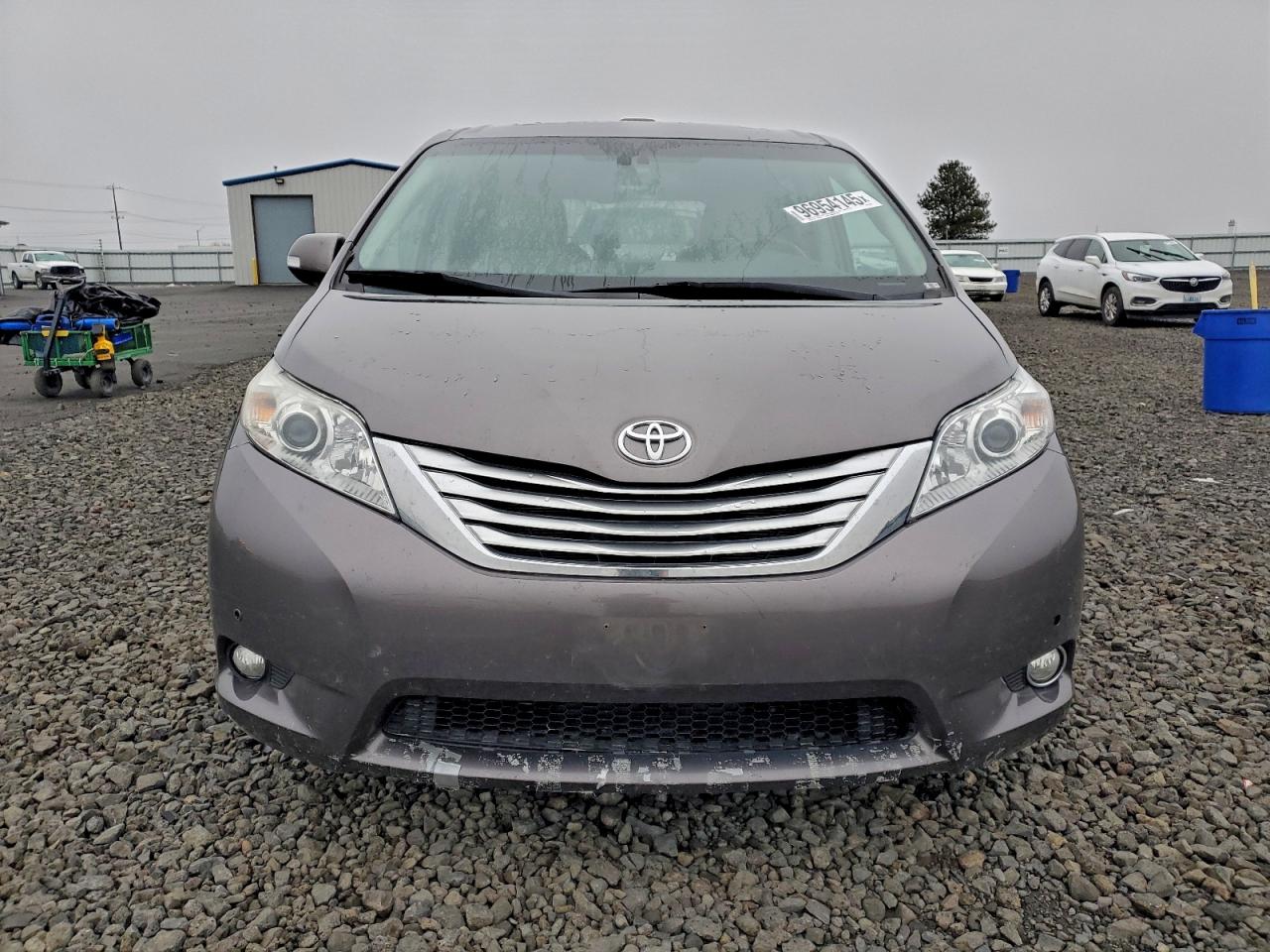2013 TOYOTA SIENNA XLE photo 13