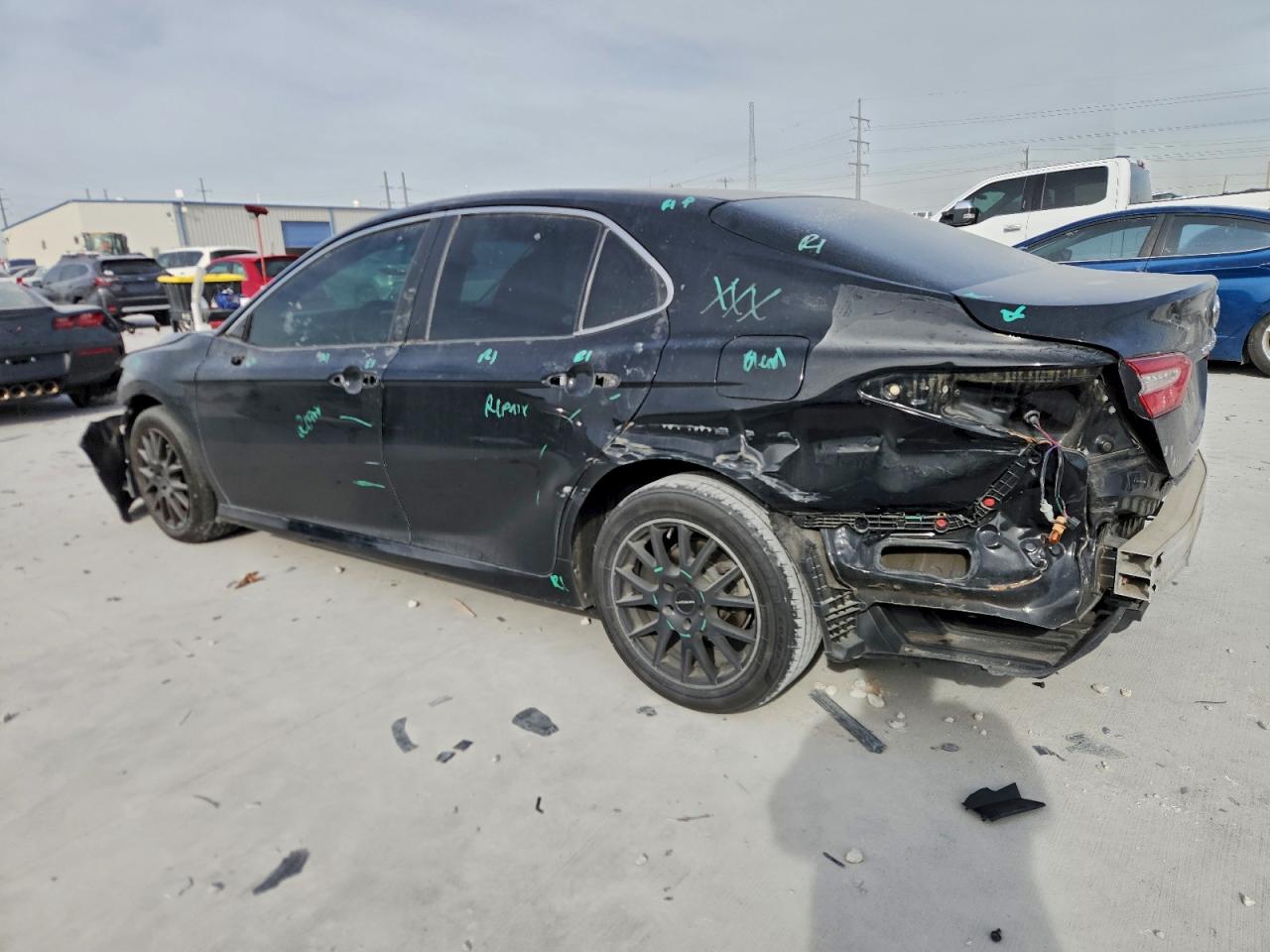 2018 TOYOTA CAMRY L photo 2