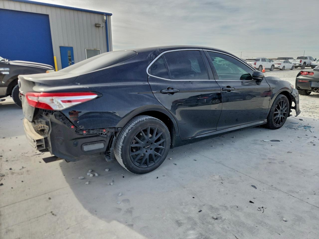 2018 TOYOTA CAMRY L photo 3
