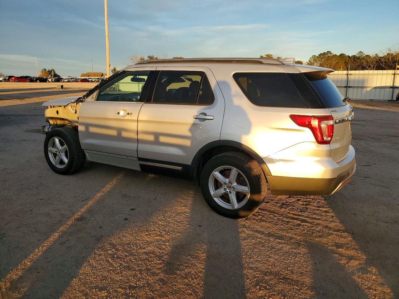 2016 FORD EXPLORER XLT photo 4