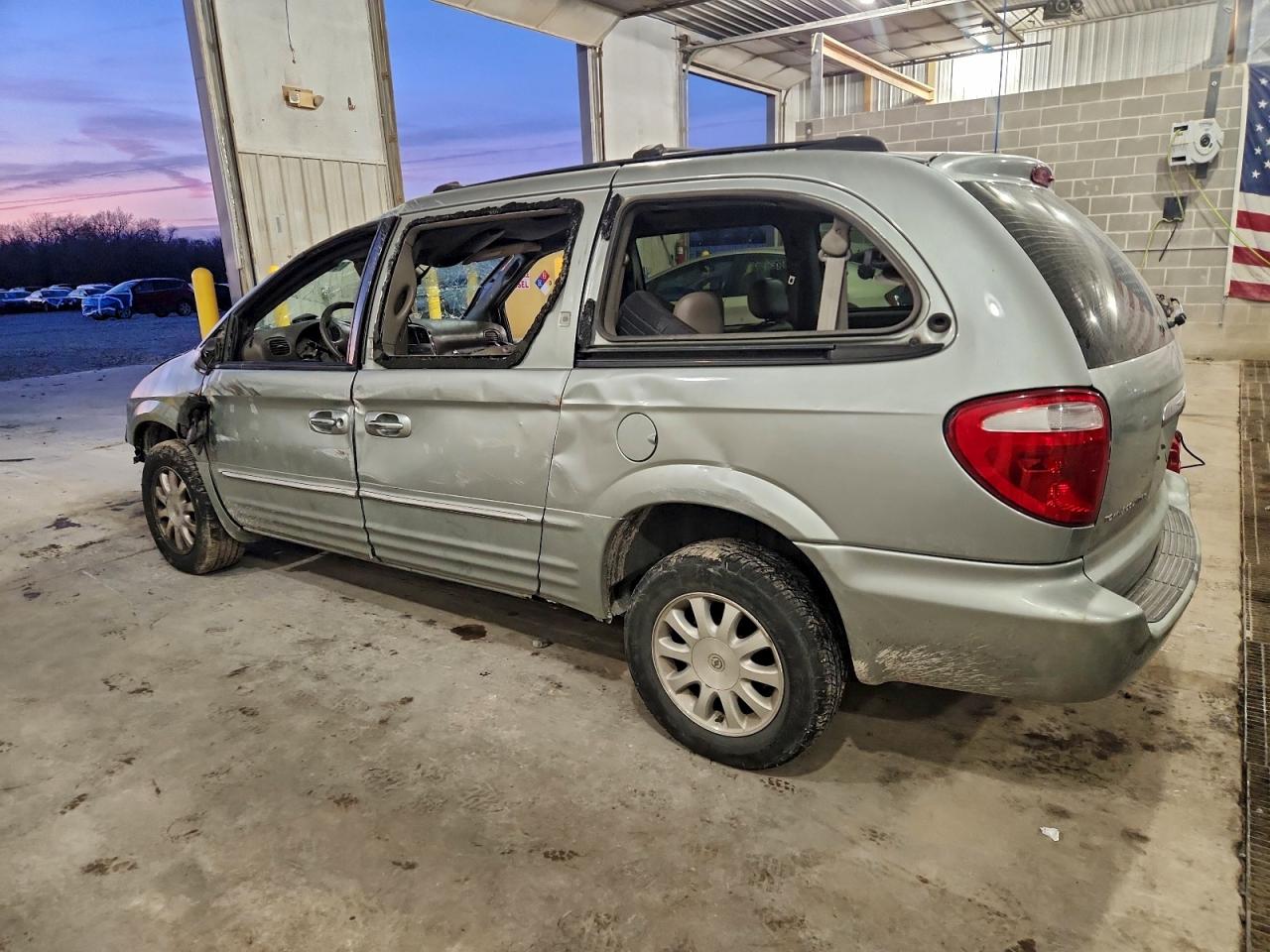 2003 CHRYSLER TOWN & COUNTRY LXI photo 2
