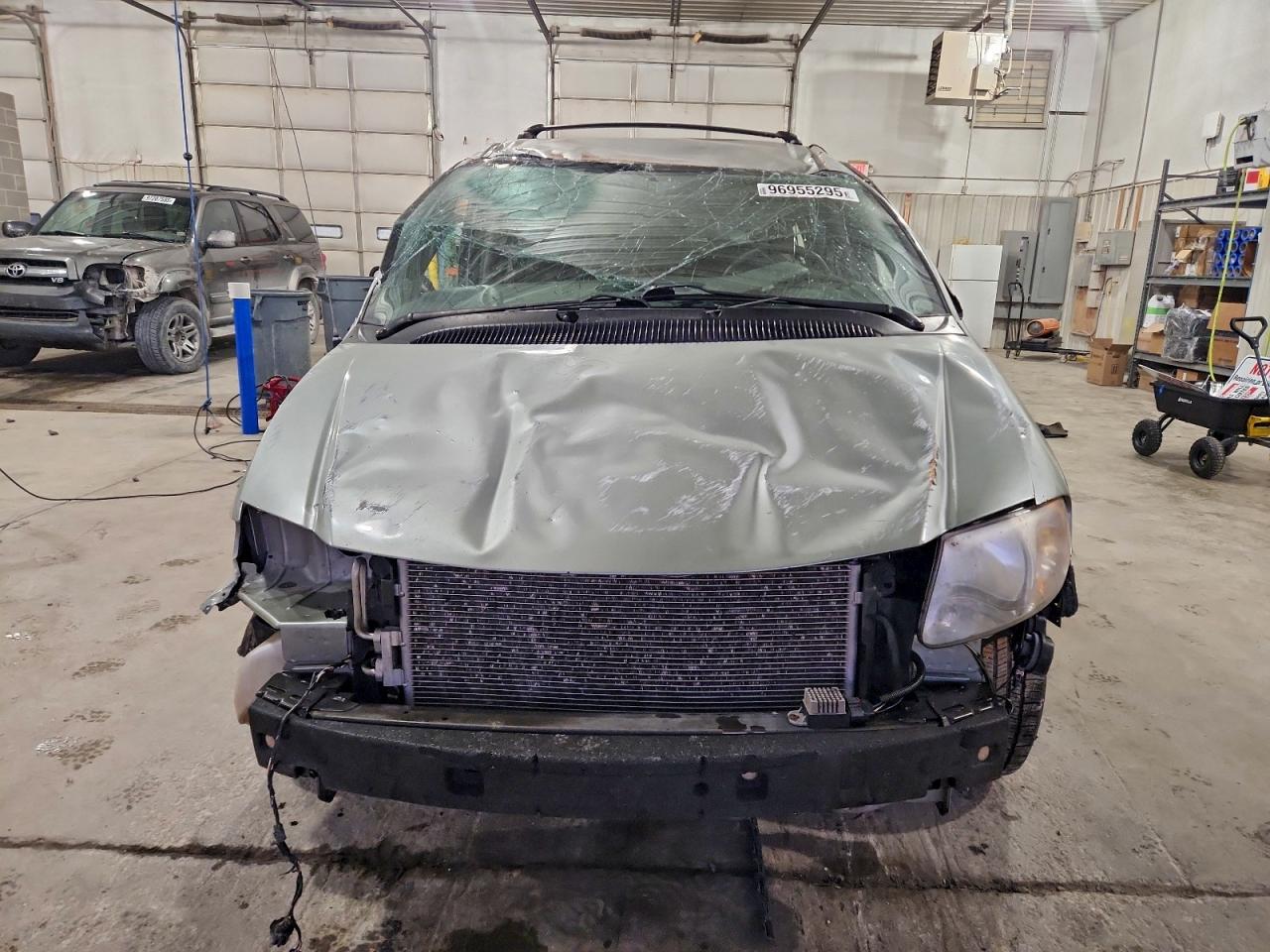 2003 CHRYSLER TOWN & COUNTRY LXI photo 5