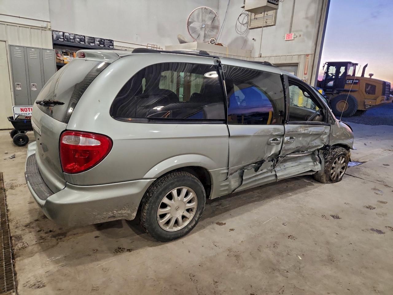 2003 CHRYSLER TOWN & COUNTRY LXI photo 3