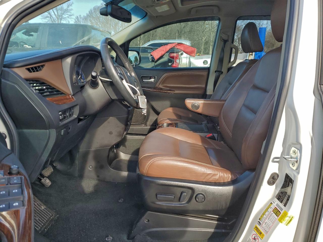 2015 TOYOTA SIENNA XLE photo 13
