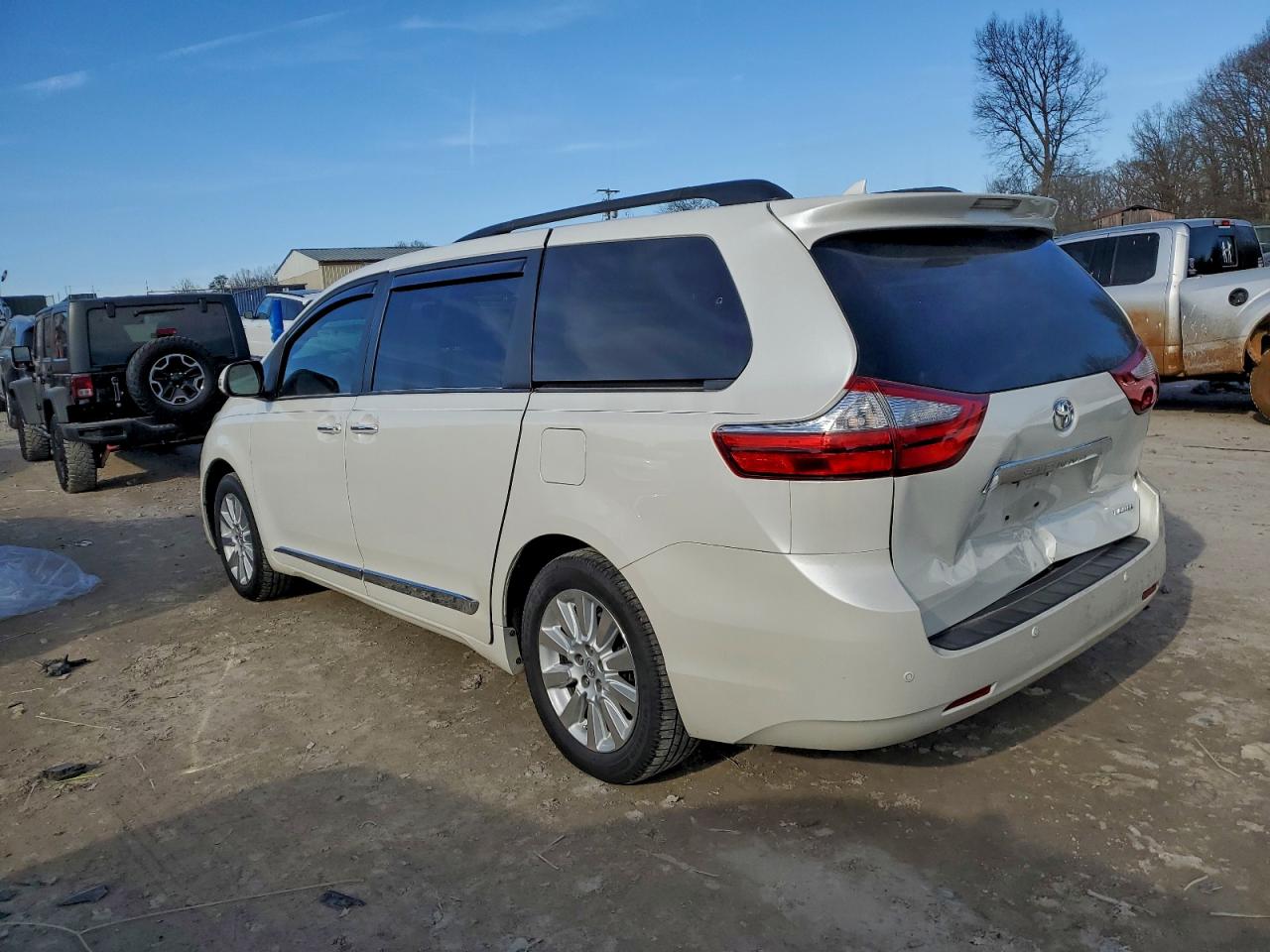 2015 TOYOTA SIENNA XLE photo 3