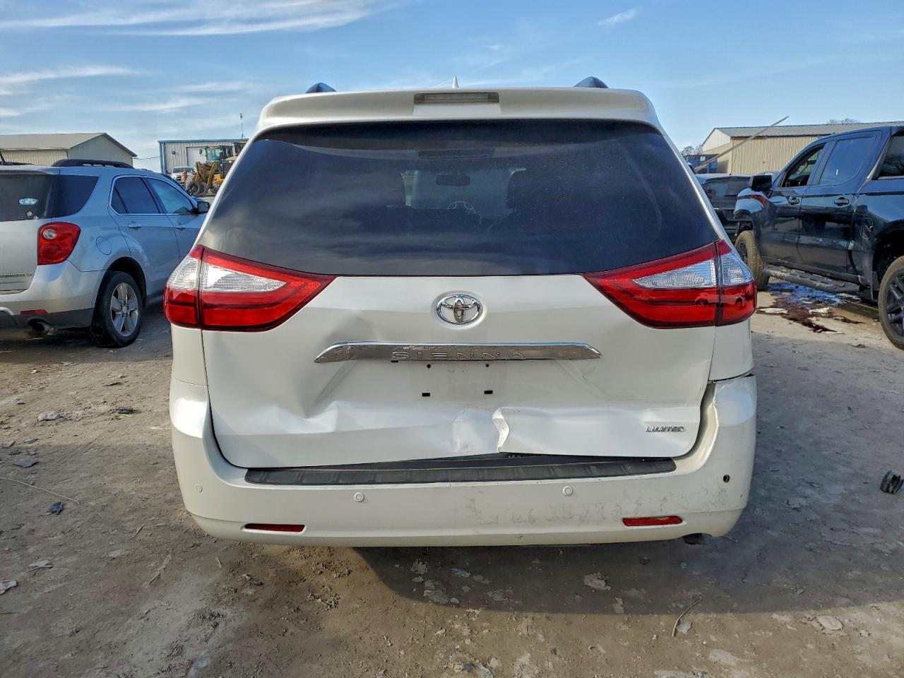 2015 TOYOTA SIENNA XLE photo 11