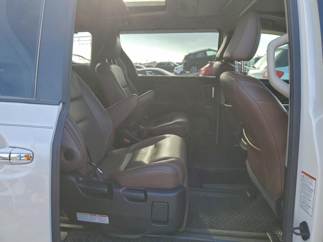 2015 TOYOTA SIENNA XLE photo 21