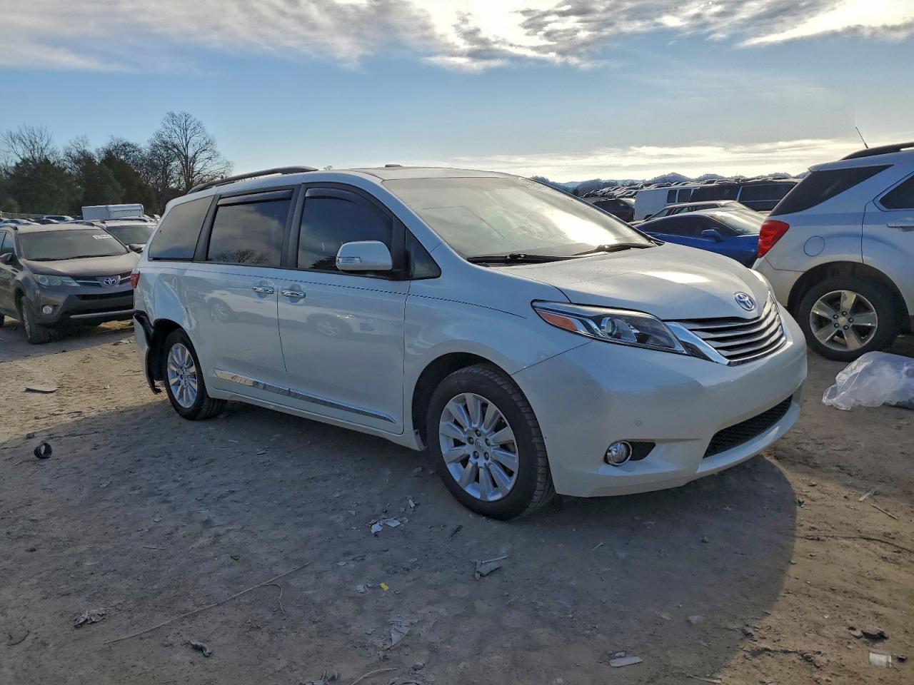 2015 TOYOTA SIENNA XLE photo 7