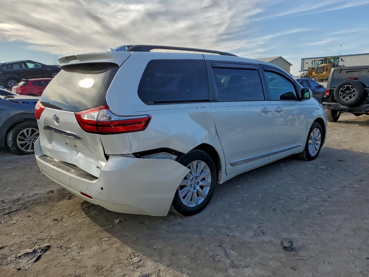 2015 TOYOTA SIENNA XLE photo 5