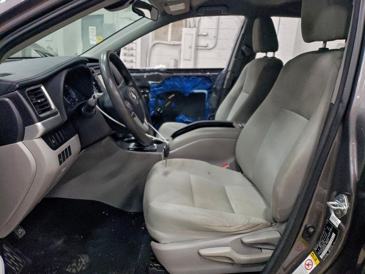 2017 TOYOTA HIGHLANDER LE photo 13