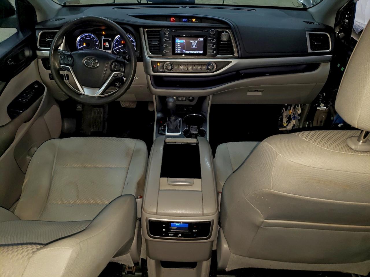 2017 TOYOTA HIGHLANDER LE photo 15