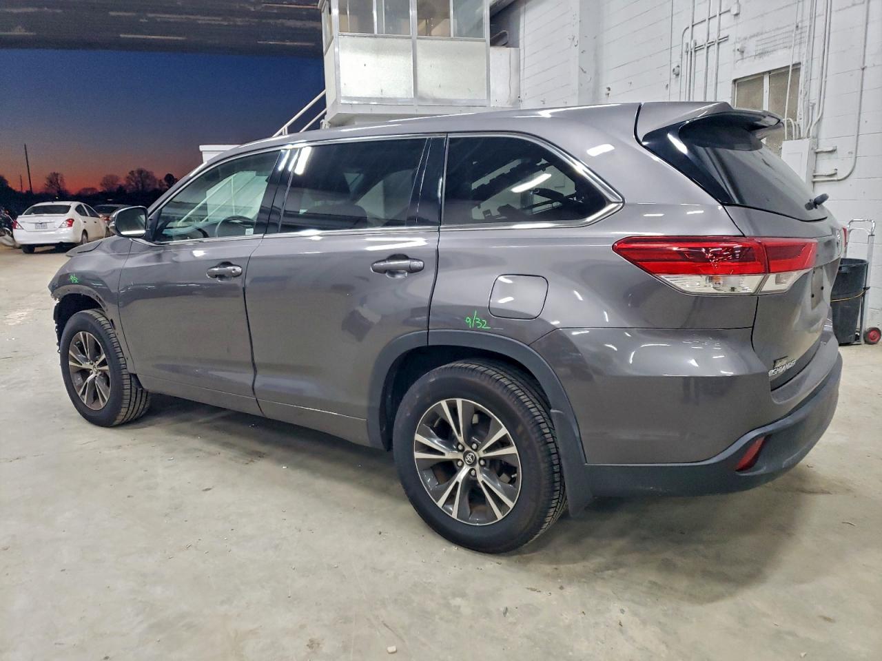 2017 TOYOTA HIGHLANDER LE photo 3