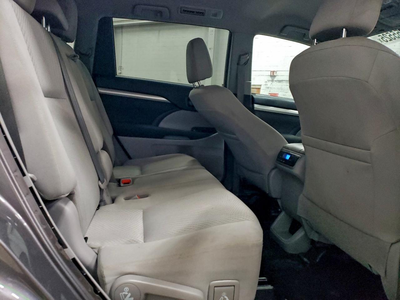 2017 TOYOTA HIGHLANDER LE photo 21