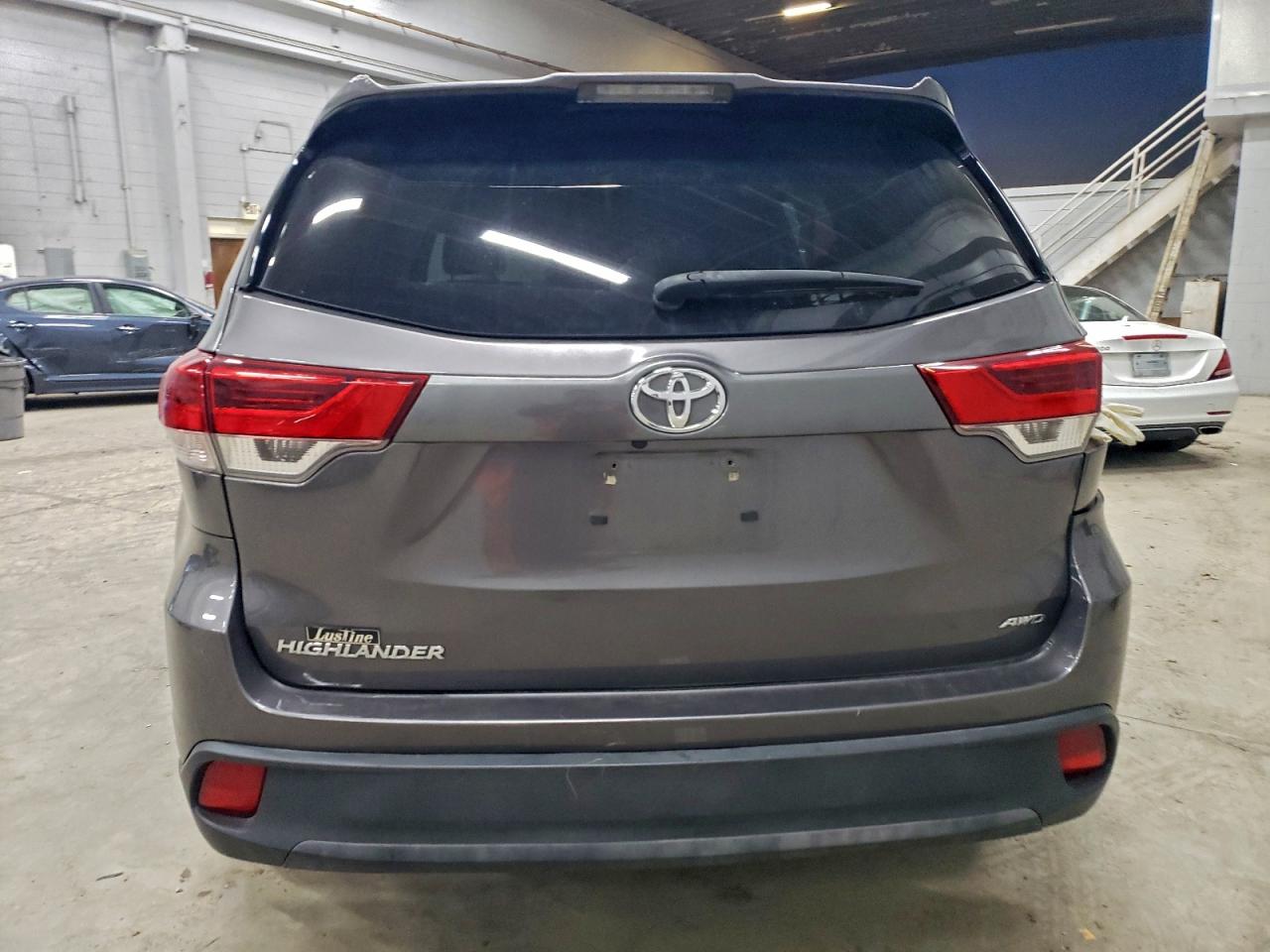 2017 TOYOTA HIGHLANDER LE photo 11