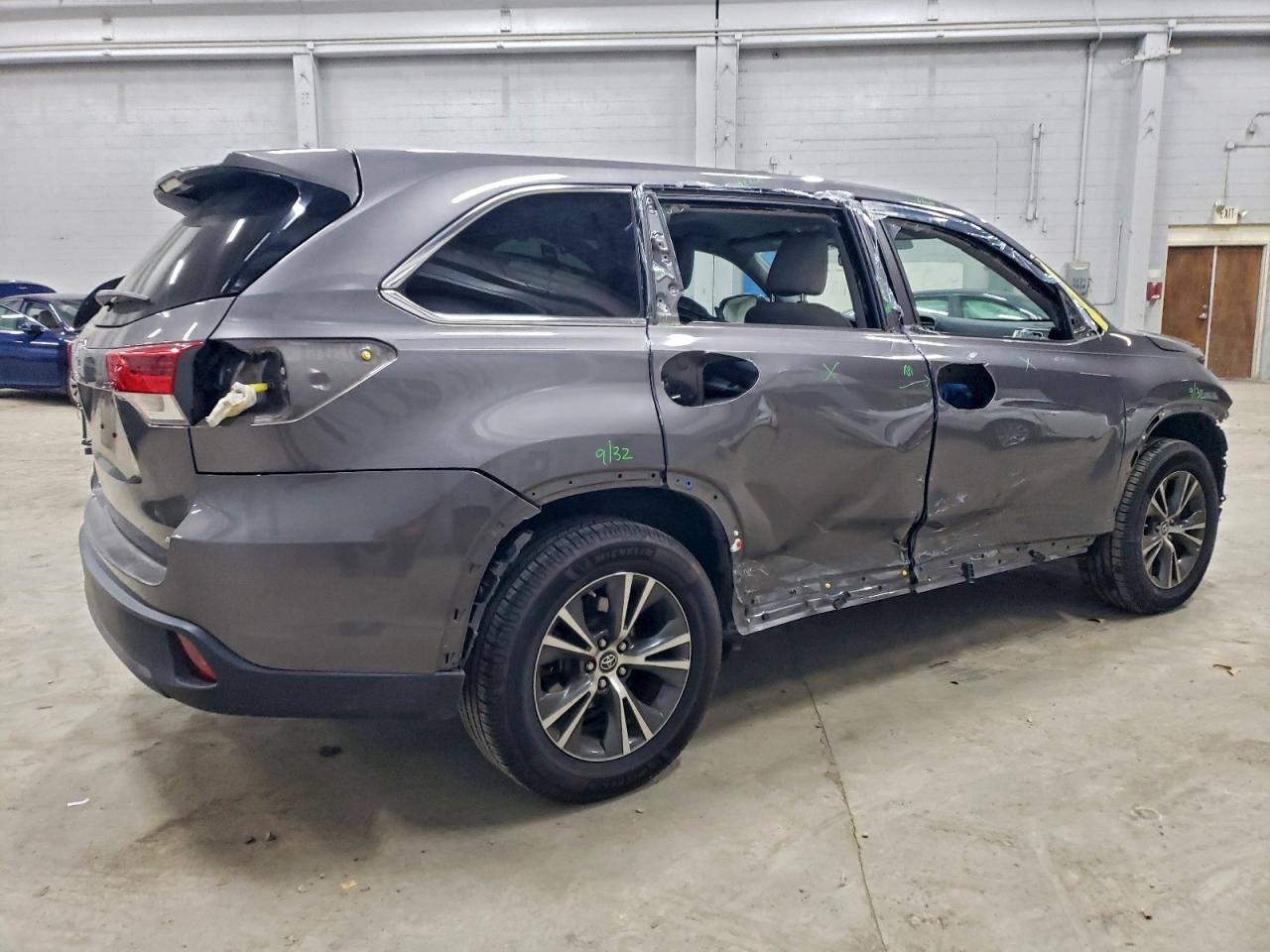 2017 TOYOTA HIGHLANDER LE photo 5