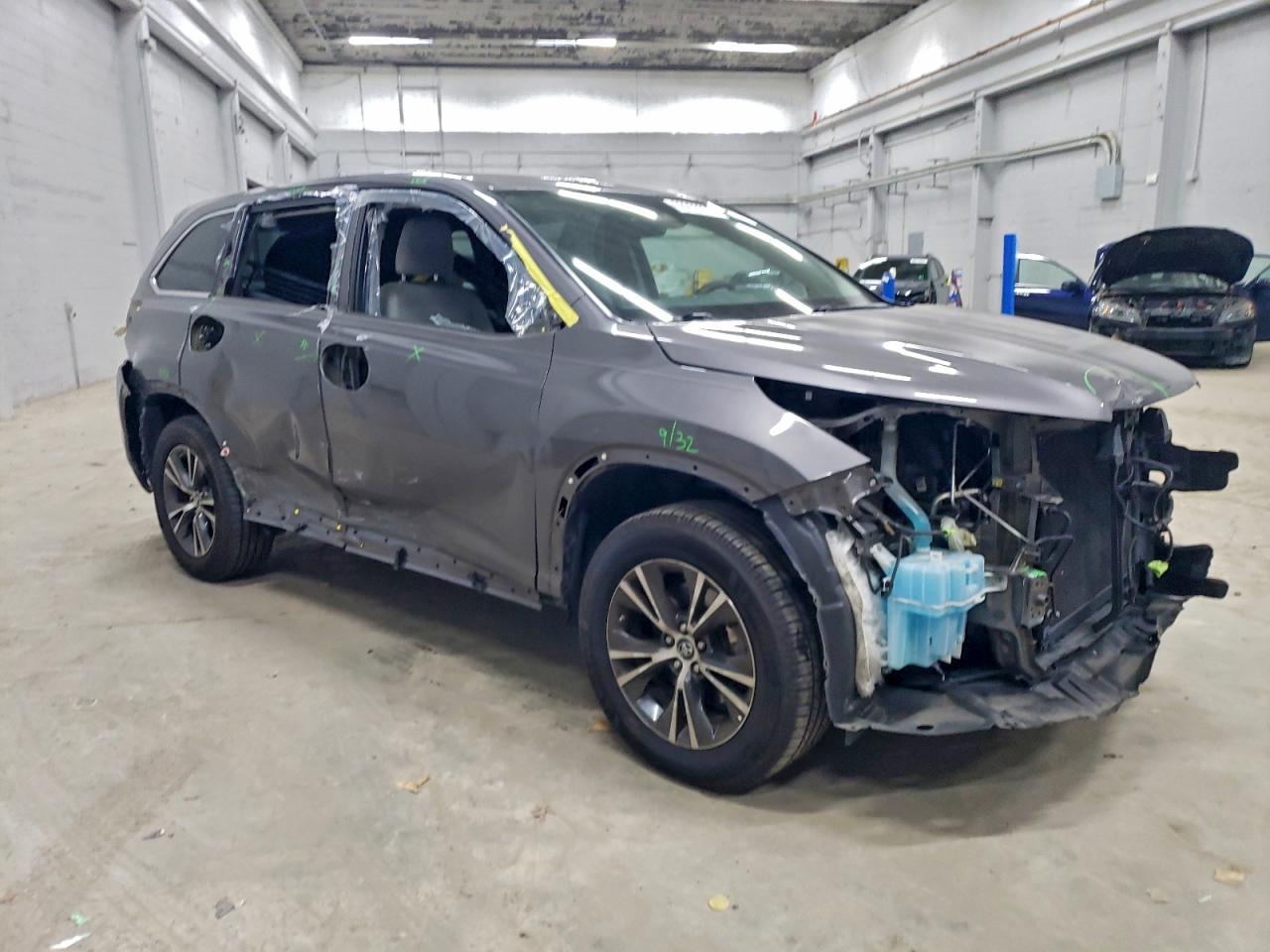 2017 TOYOTA HIGHLANDER LE photo 7