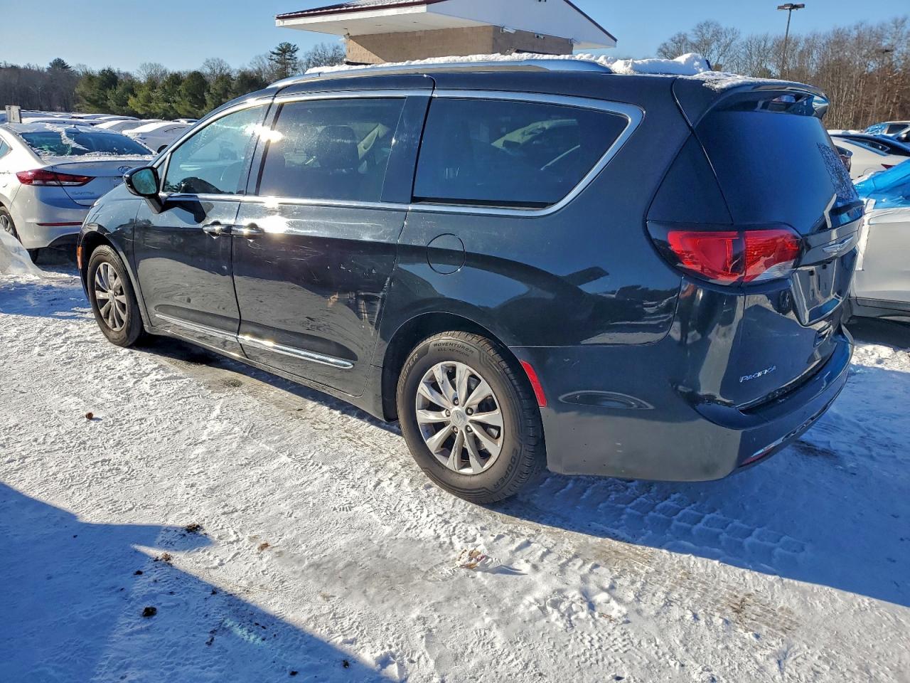 2019 CHRYSLER PACIFICA TOURING L photo 4