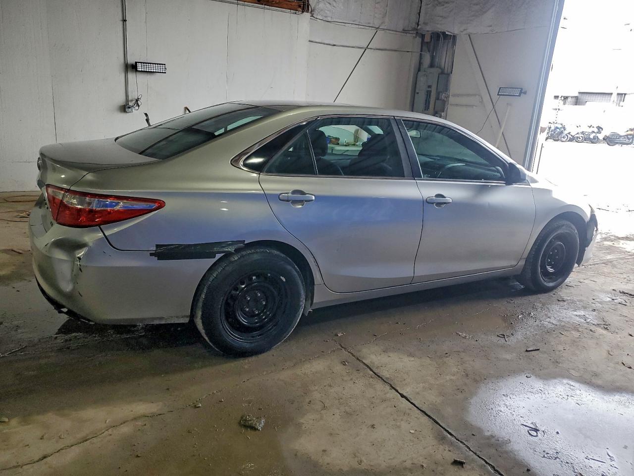 2016 TOYOTA CAMRY LE photo 5
