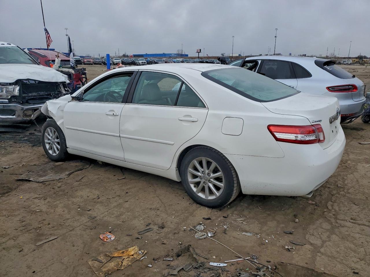 2011 TOYOTA CAMRY SE photo 2