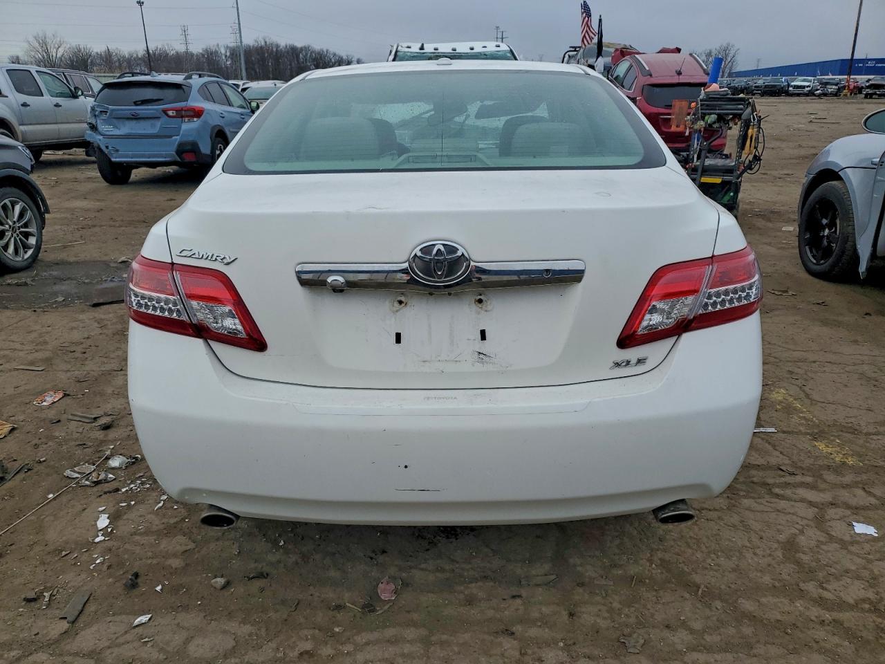 2011 TOYOTA CAMRY SE photo 6