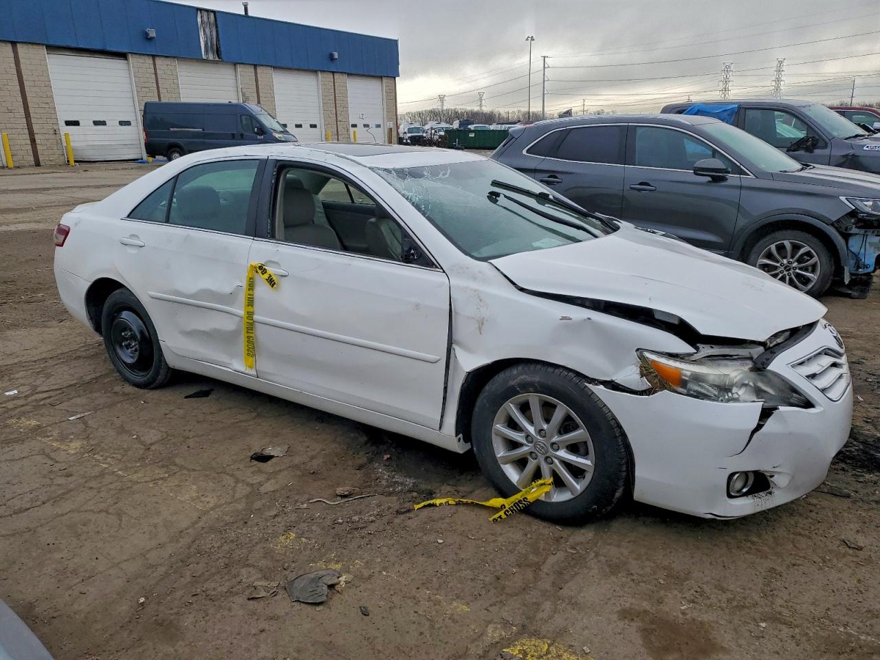 2011 TOYOTA CAMRY SE photo 4