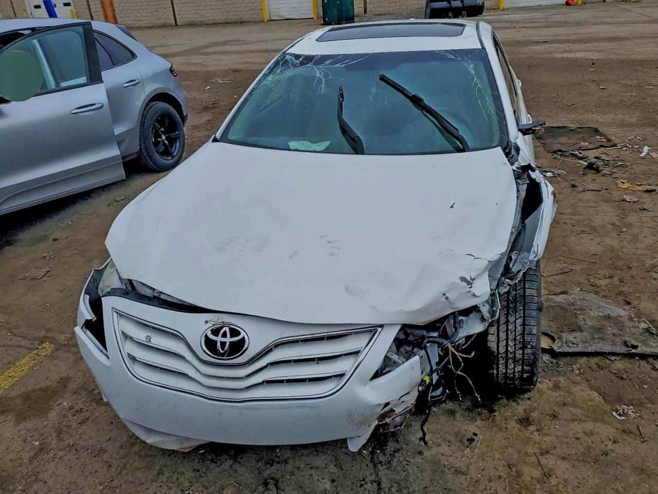 2011 TOYOTA CAMRY SE photo 5