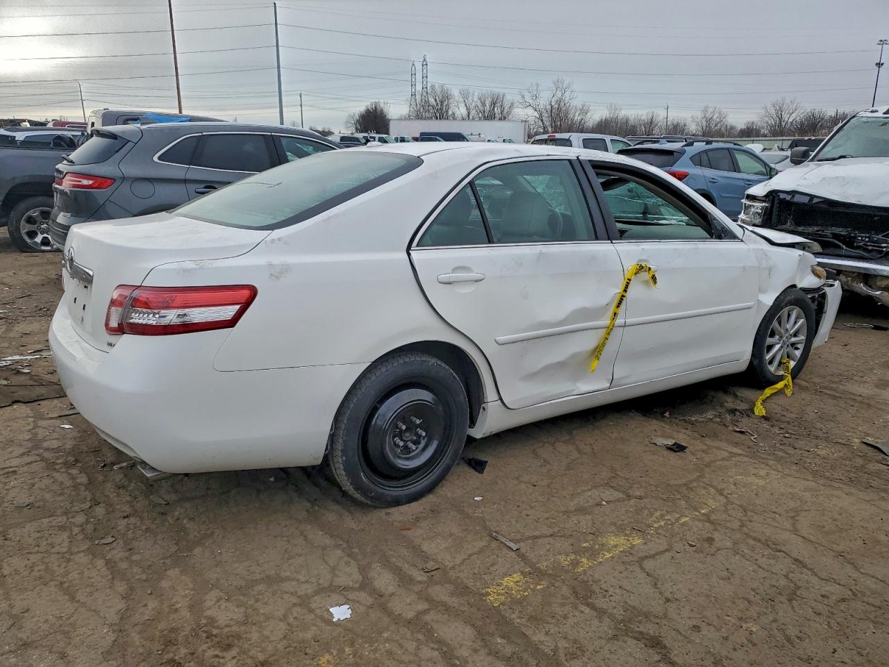 2011 TOYOTA CAMRY SE photo 3