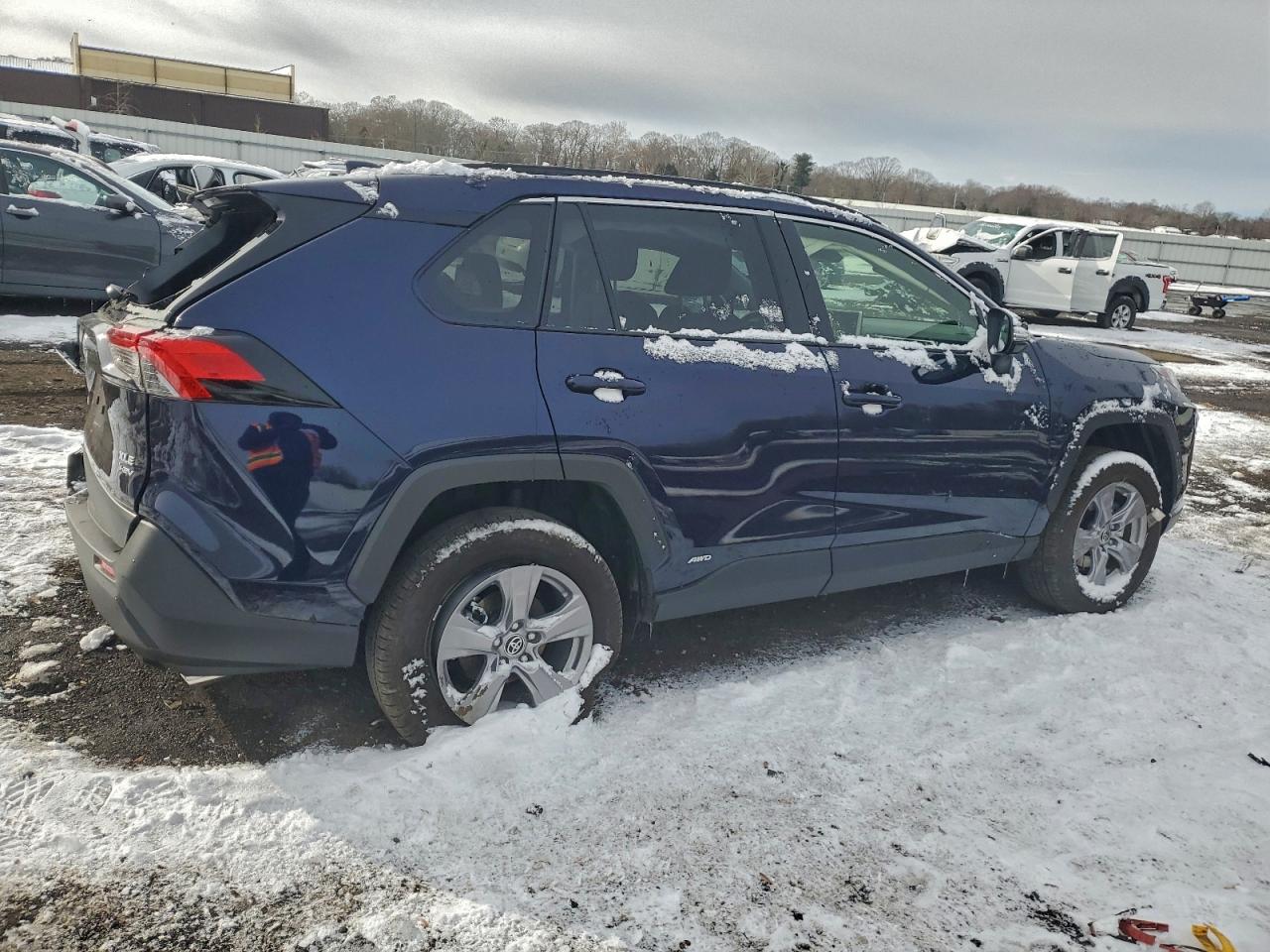 2025 TOYOTA RAV4 XLE photo 5
