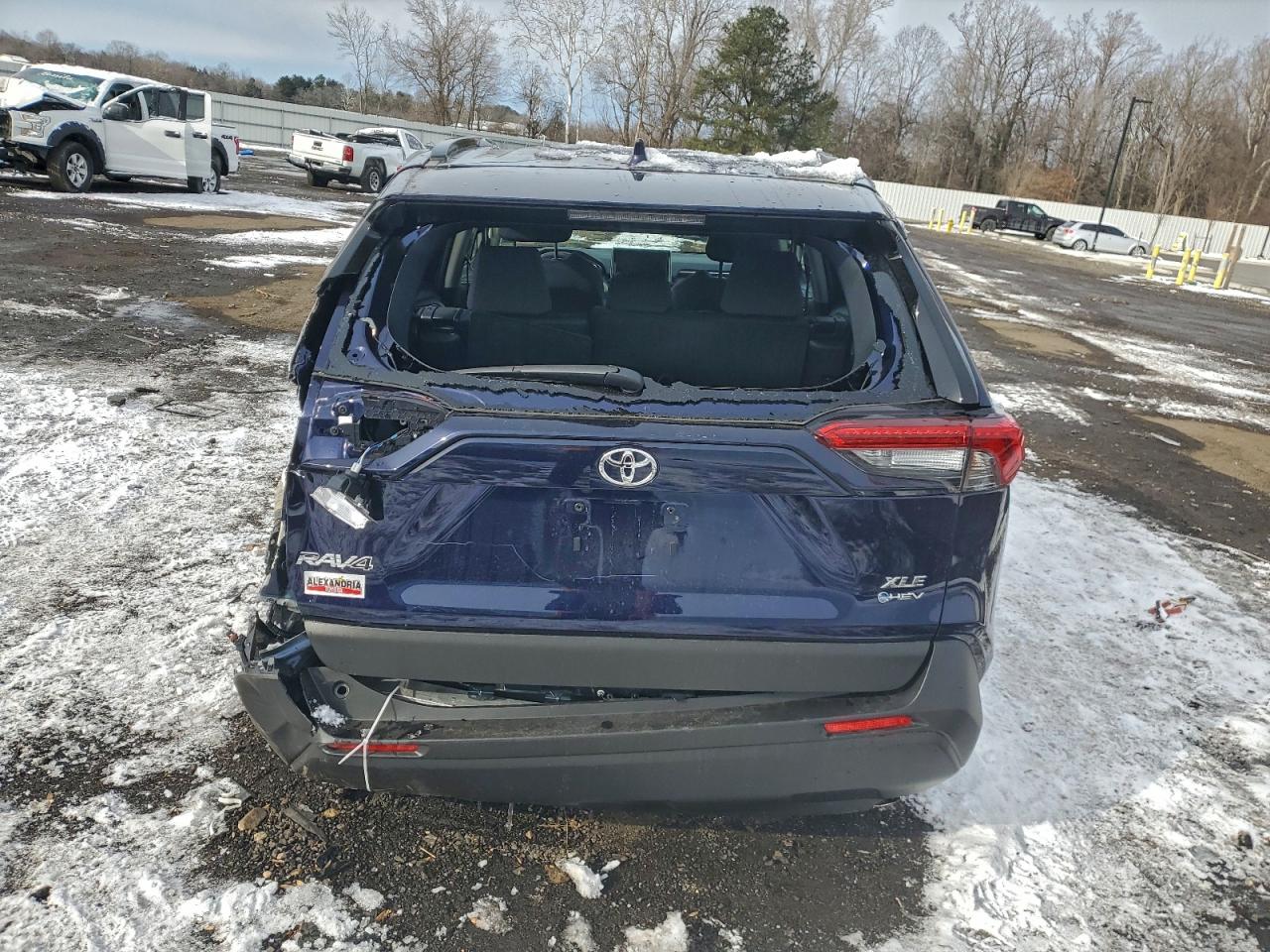 2025 TOYOTA RAV4 XLE photo 11
