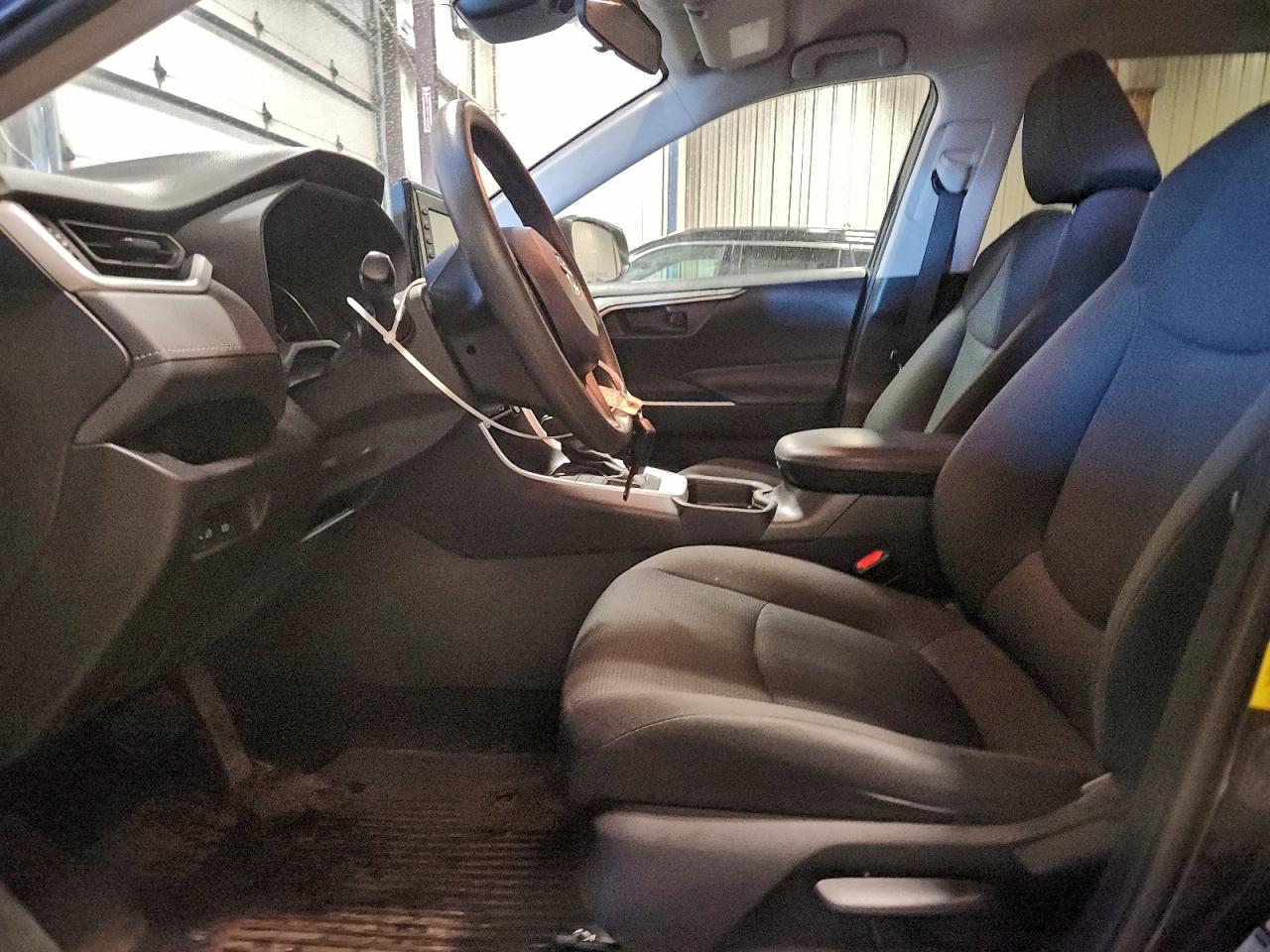 2021 TOYOTA RAV4 LE photo 7