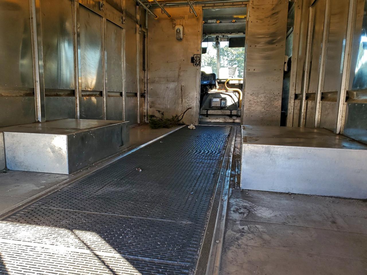 2009 FORD E450 DELIVERY TRUCK photo 28