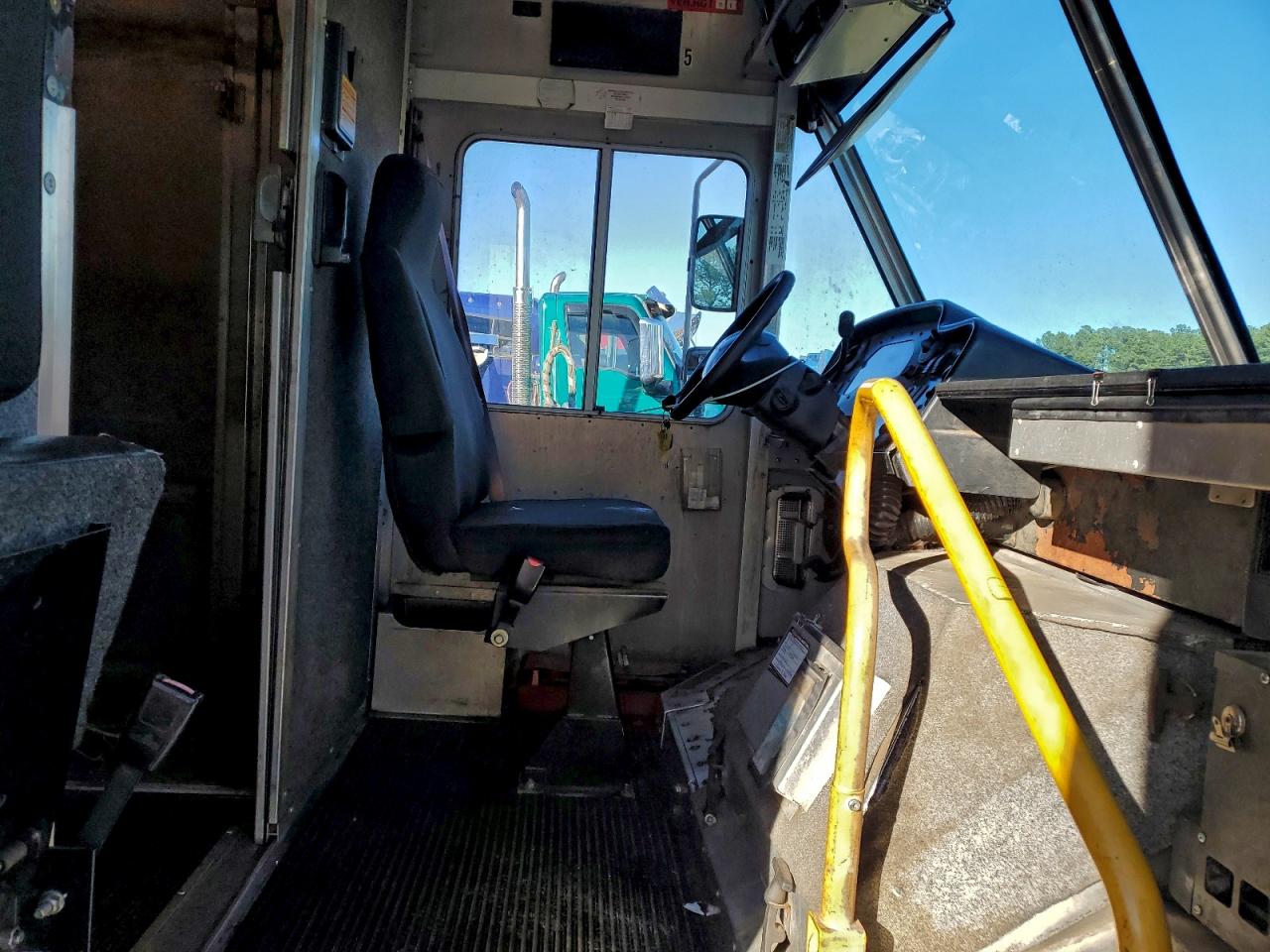 2009 FORD E450 DELIVERY TRUCK photo 19