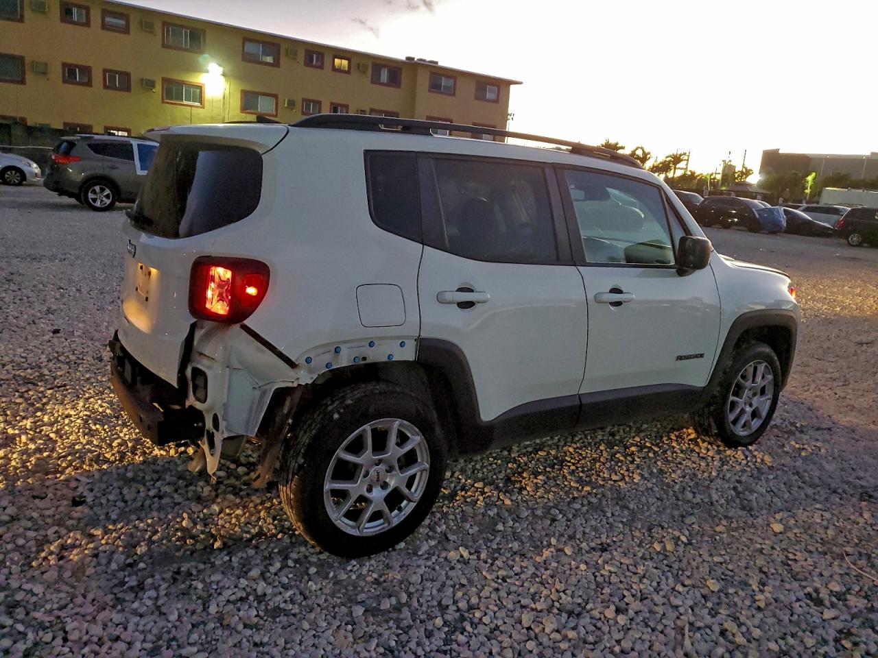 2023 JEEP RENEGADE LATITUDE photo 3