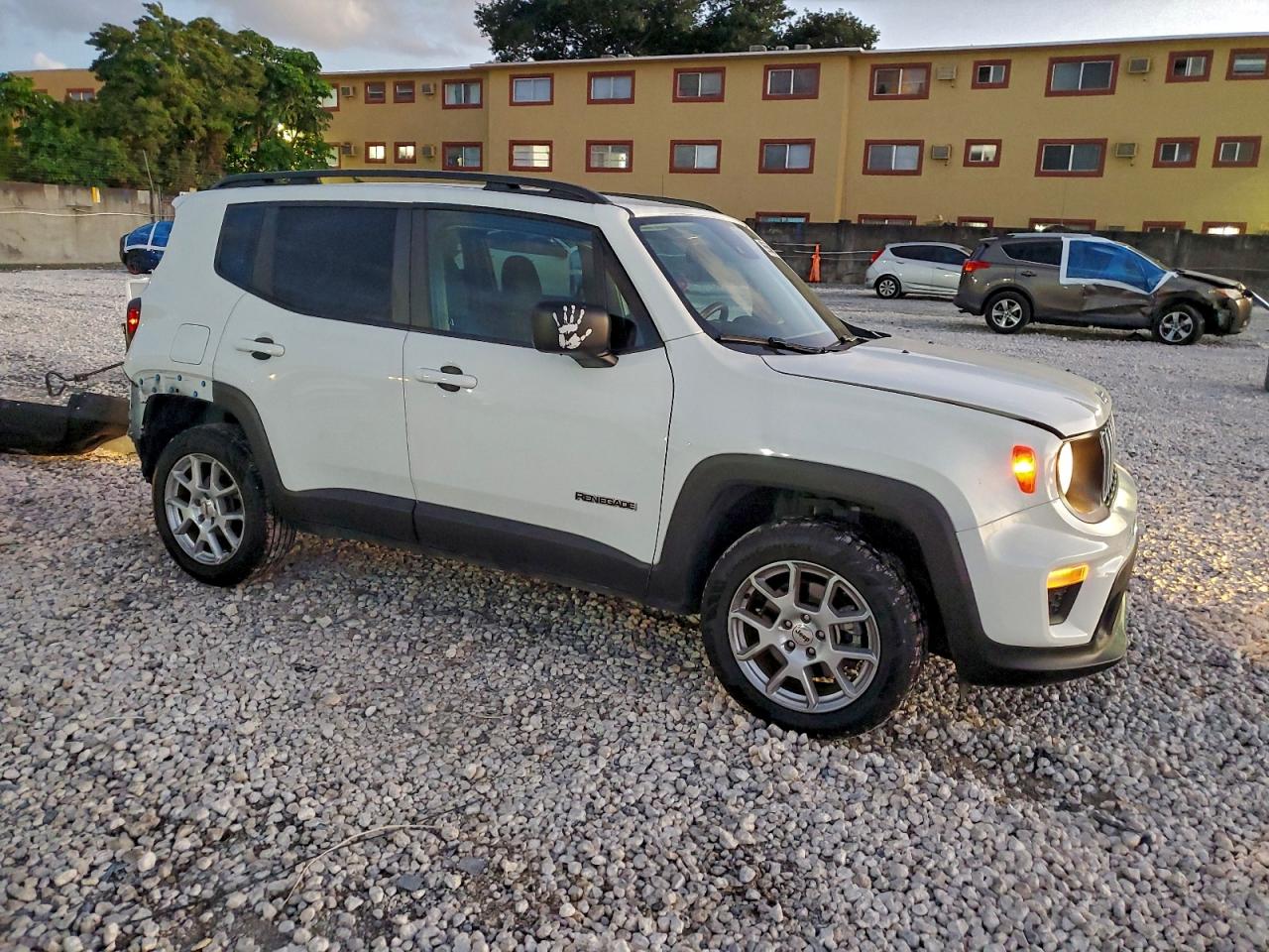 2023 JEEP RENEGADE LATITUDE photo 4