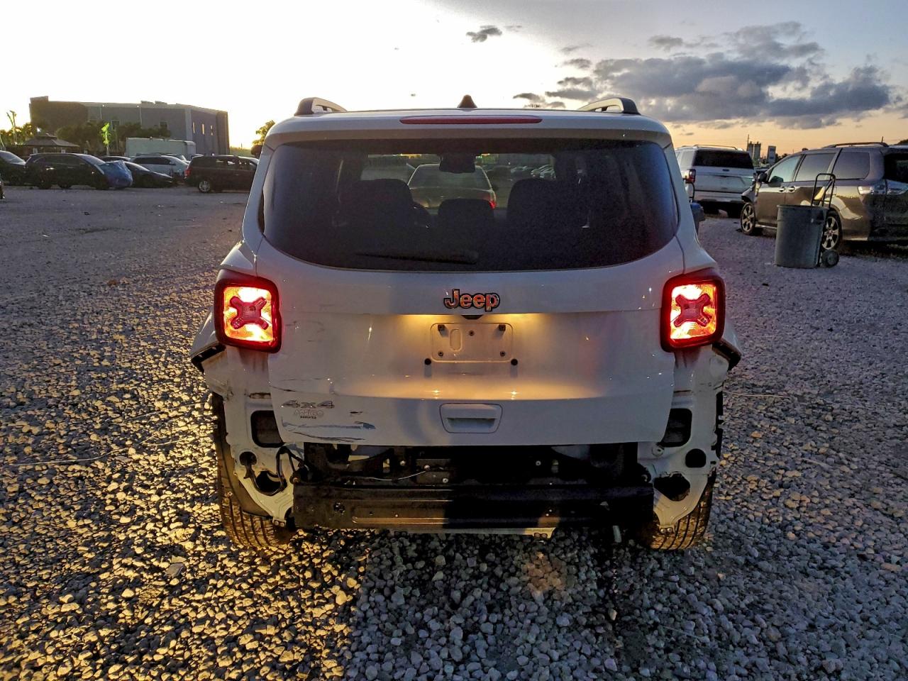 2023 JEEP RENEGADE LATITUDE photo 6